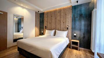 Standard Room, 1 Queen Bed, Balcony, Mountain View | In-room safe, desk, free WiFi, bed sheets