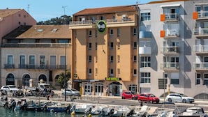 Ein Hotel mit einem Schild, auf dem "B&B HOTELS" steht, und einem Parkschild.