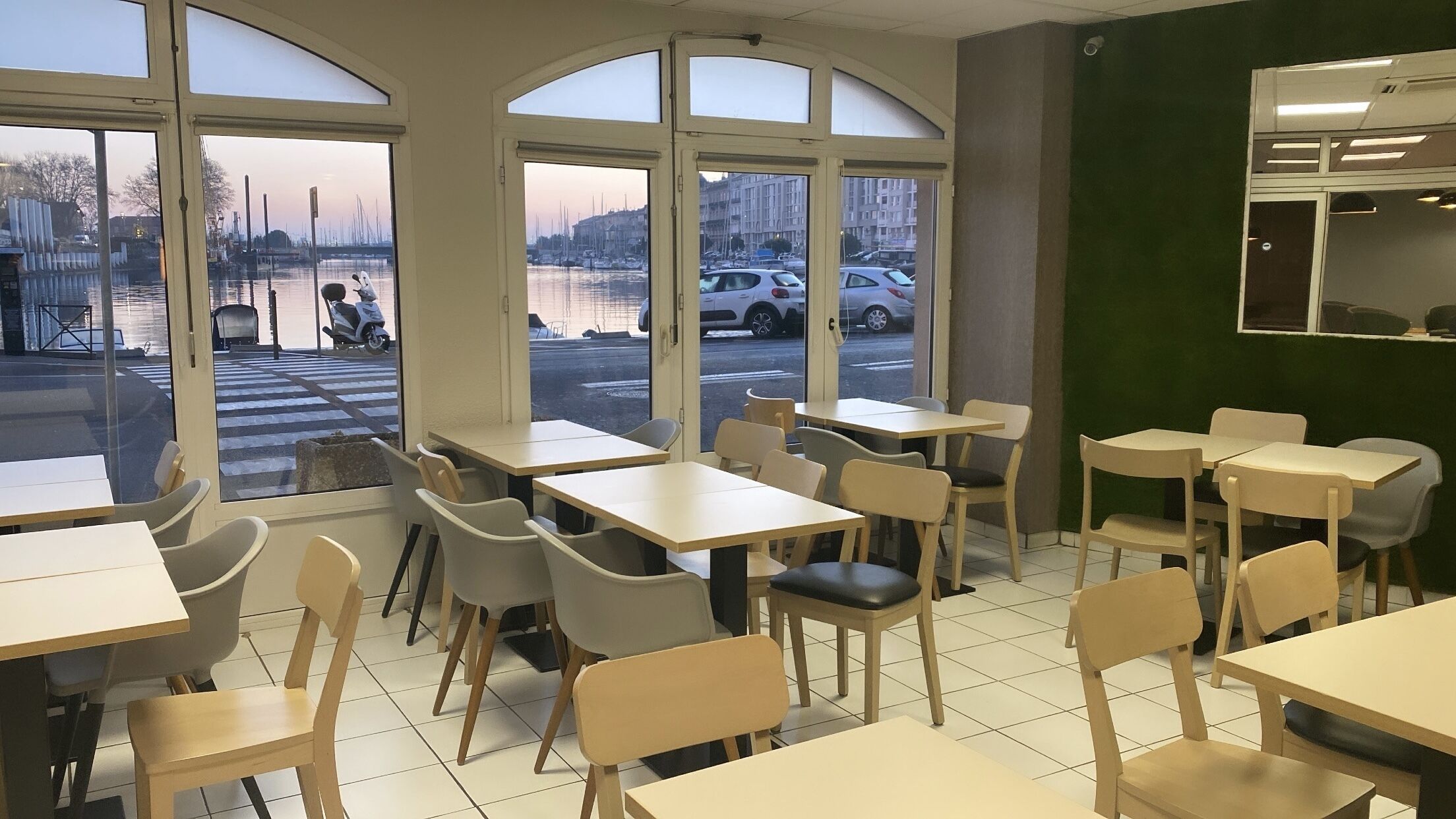 Tägliches Frühstücksbuffet gegen Gebühr