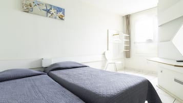 Een bureau, geluiddichte muren, een strijkplank/strijkijzer