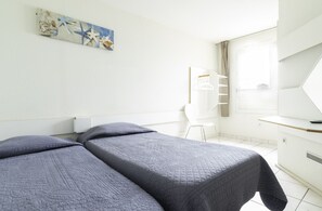 Desk, soundproofing, iron/ironing board, free cribs/infant beds - B&B HOTEL Sète Centre Gare (Sète)