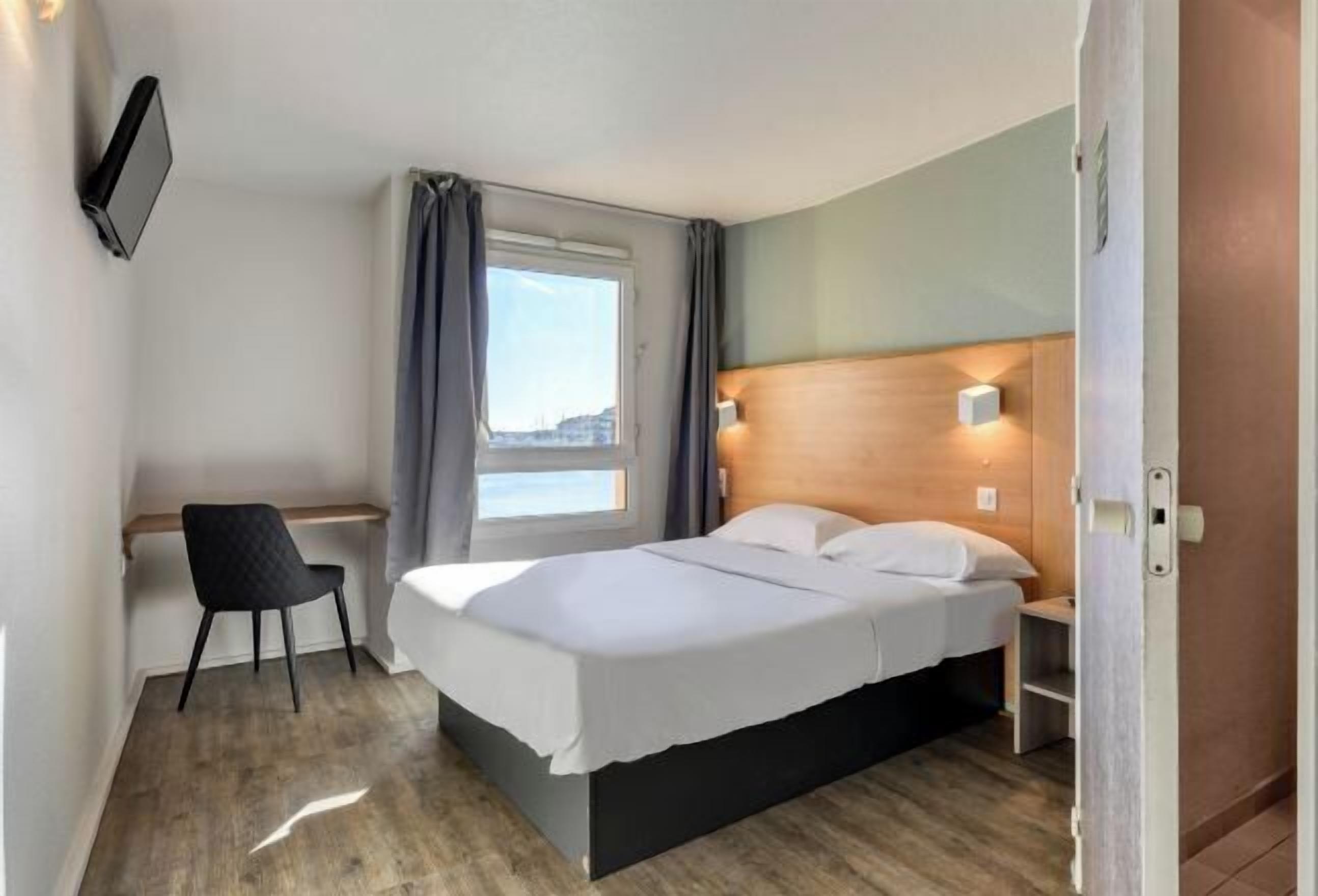 Desk, soundproofing, iron/ironing board, free cots/infant beds