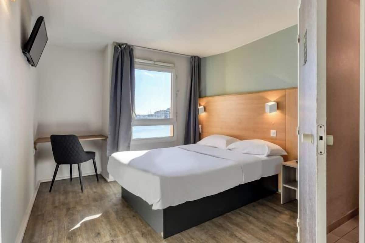 Bureau, chambres insonorisées, fer et planche à repasser