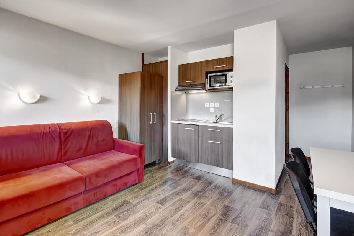 1 slaapkamer, een bureau, verduisterende gordijnen, geluiddichte muren