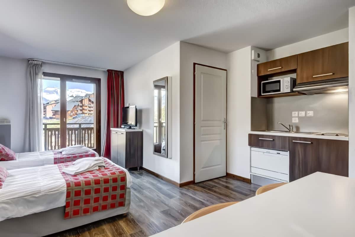 1 slaapkamer, een bureau, verduisterende gordijnen, geluiddichte muren