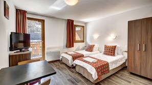 Schreibtisch, Verdunkelungsvorhänge, schallisolierte Zimmer