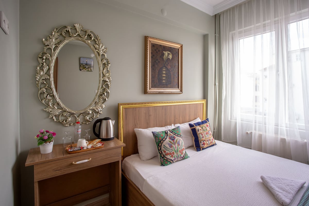 Economy Room, 1 Queen Bed, City View