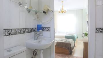 Phòng 3 Tiêu chuẩn, nhiều giường, quang cảnh một góc biển | Phòng tắm | Buồng tắm vòi sen, đồ dùng nhà tắm miễn phí, máy sấy tóc