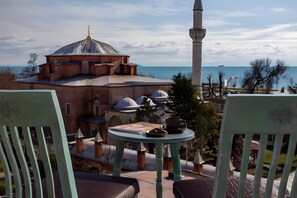 Ein Blick auf ein Gebäude mit Kuppelarchitektur, einem hohen Minarett und einem Tisch mit Keksen und einer Tasse.
