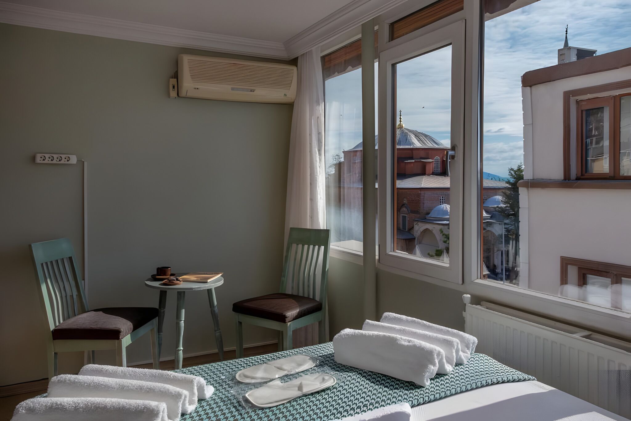 Full-sized fridge, microwave, stovetop, dishwasher