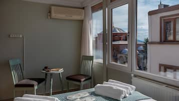 Refrigerador con freezer, microondas, placa de cocina, lavavajillas