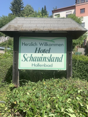 A welcome sign for Hotel Schauninsland in Hallenbad. - Hotel Schauinsland (Bad Peterstal-Griesbach)