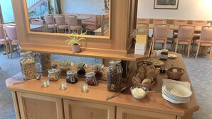 Un mostrador de buffet con diversos alimentos y condimentos.