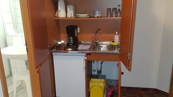 Apartamento, 1 cama doble, cocina básica (Typ D) | Cocina básica privada | Frigorífico, placa de cocina, cafetera o tetera y hervidor eléctrico
