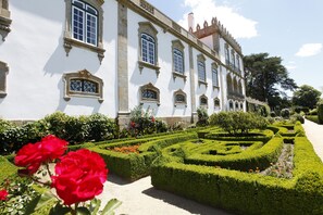 A historic building with symmetrical architecture, manicured gardens, and a clear pathway. - Parador Casa da Ínsua (Penalva Do Castelo)