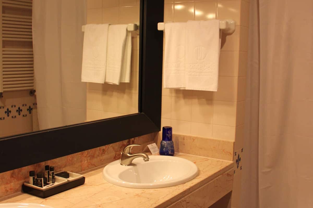 combined shower/bathtub, free toiletries, hair dryer, slippers