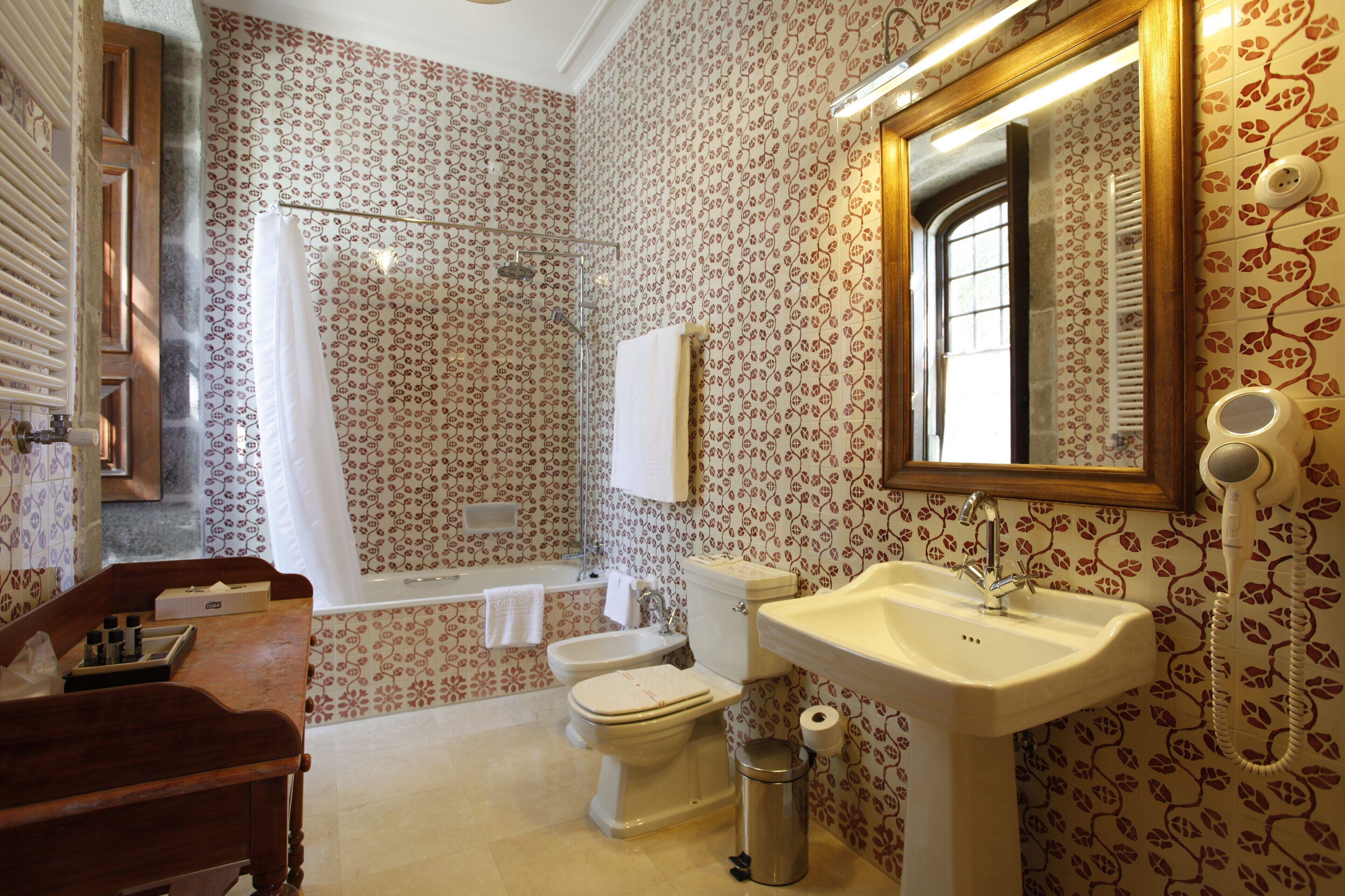 combined shower/bathtub, free toiletries, hair dryer, slippers