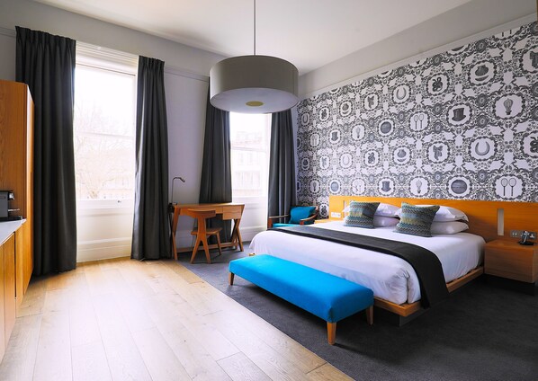 Club Deluxe Room | Egyptian cotton sheets, in-room safe, desk, blackout drapes