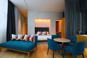 Signature Suite | Living area | Flat-screen TV