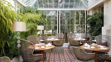 Se sirven desayunos, comidas, cenas y cocina británica
