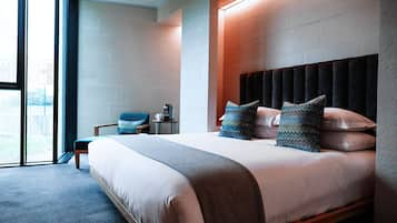 Club Deluxe Room | Egyptian cotton sheets, in-room safe, desk, blackout curtains