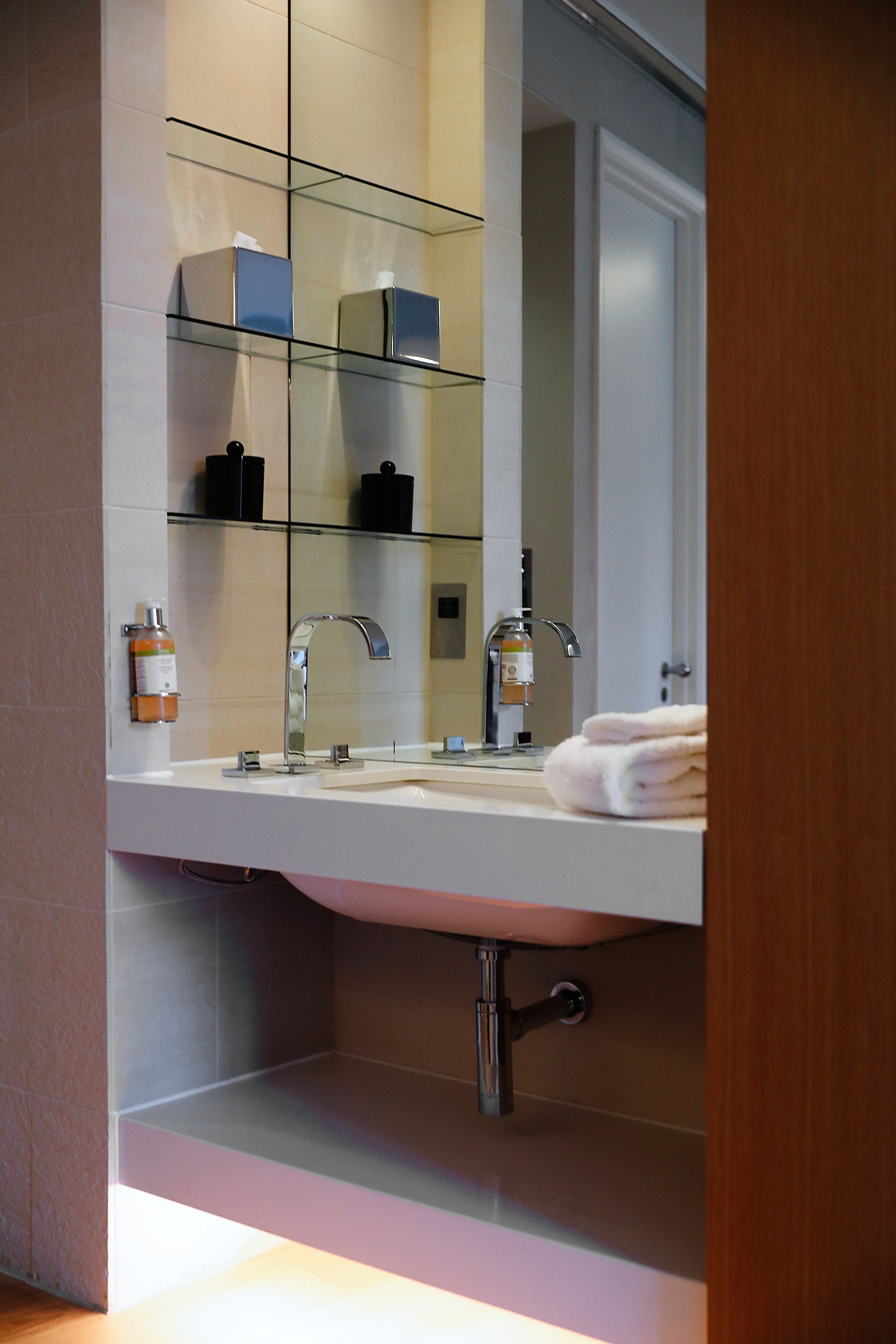 junior suite | bathroom | free toiletries, hair dryer, towels, soap