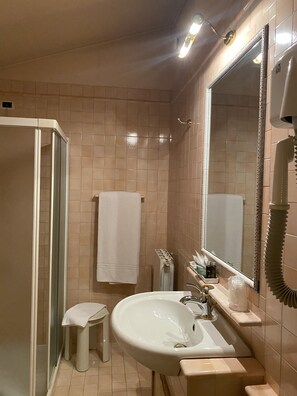 Single Room | Bathroom | Shower, free toiletries, hair dryer, slippers