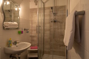 Triple Room, Private Bathroom, Courtyard View (Dreibettzimmer) | Bathroom - Hotel-Pension Charlottenburg (Berlin)