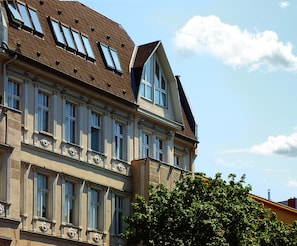 Un edificio de varios pisos con grandes ventanales y techo inclinado.