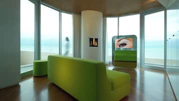 Suite Dolce Vista Quadrupla con Vista Mare (accesso spa non incluso) | Minibar, in-room safe, soundproofing, iron/ironing board