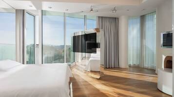 ميني بار وخزنة داخل الغرفة وتجهيزات عازلة للصوت ومكواة/لوح كي