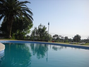 Piscina externa, espreguiçadeiras