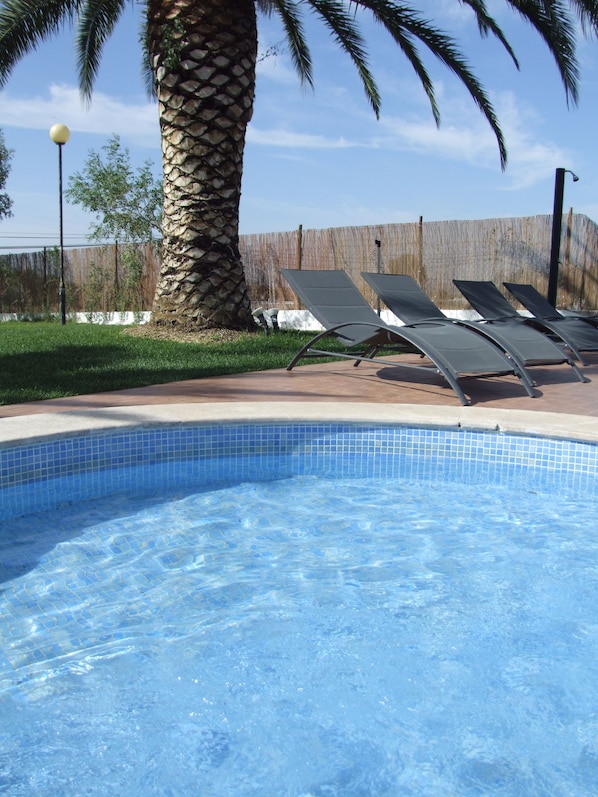 Piscina externa, espreguiçadeiras