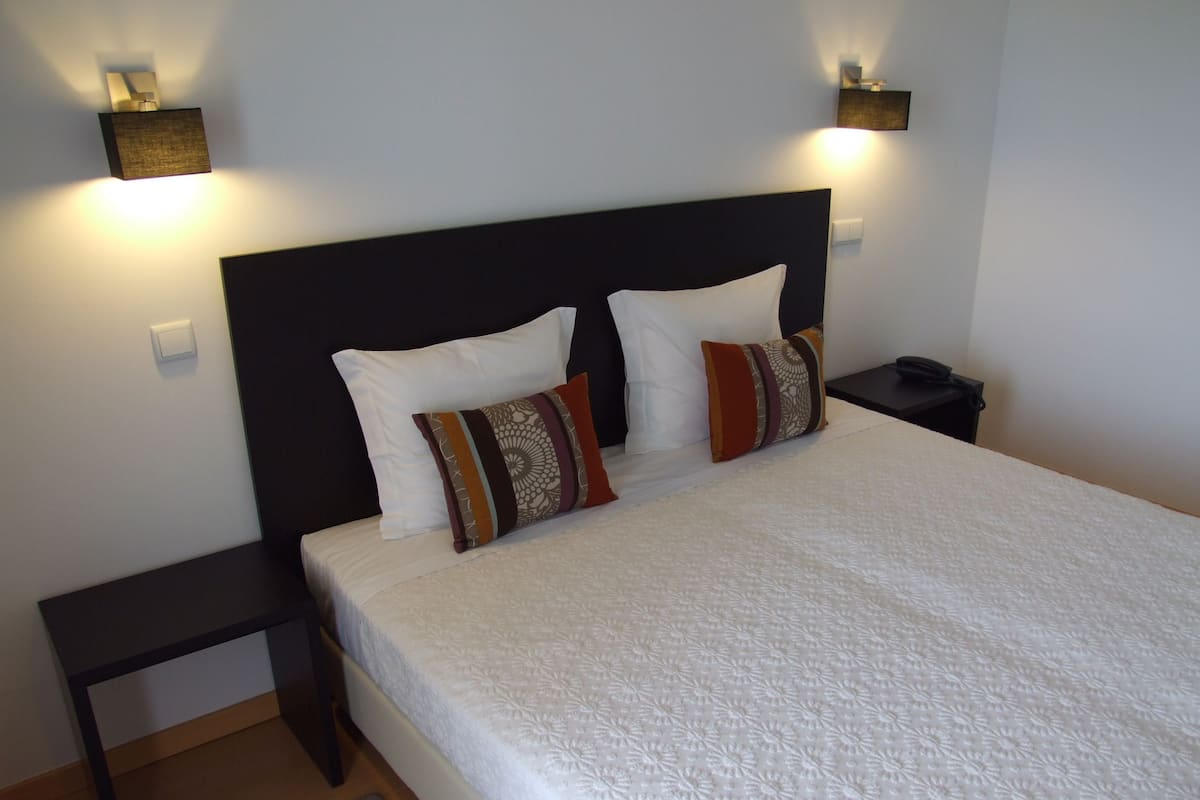 1 Schlafzimmer, Schreibtisch, schallisolierte Zimmer