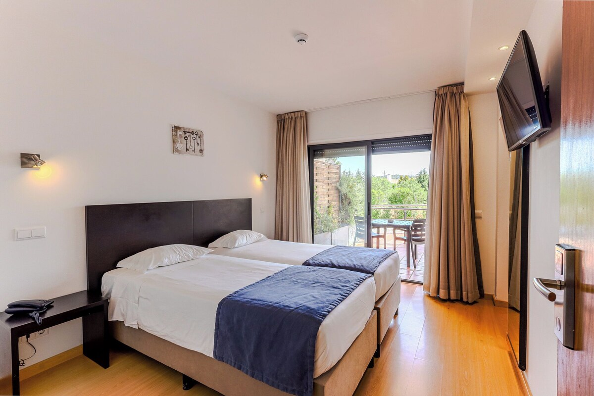 Family Suite | Desk, soundproofing, iron/ironing board (on request), WiFi (free)