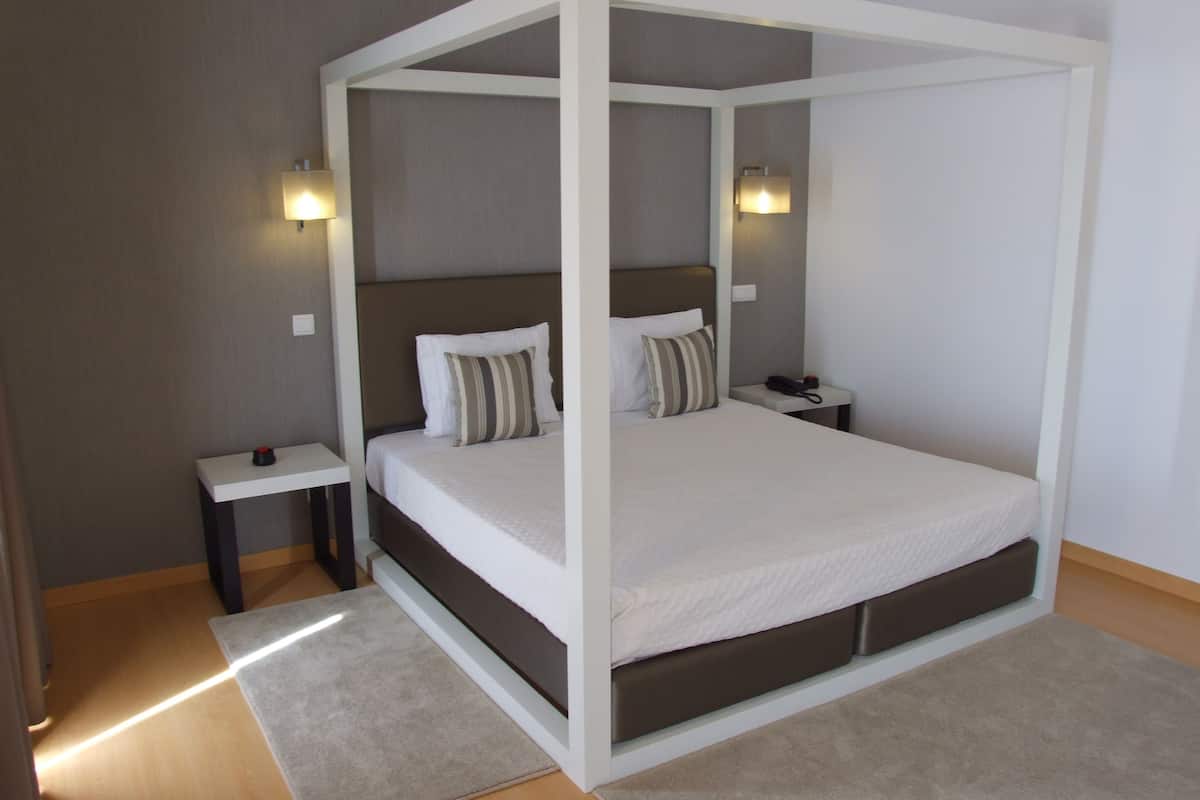 1 Schlafzimmer, Schreibtisch, schallisolierte Zimmer