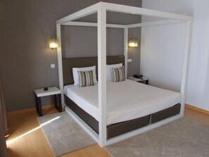 Desk, soundproofing, iron/ironing board, cots/infant beds - Casa Do Vale Hotel (Évora)