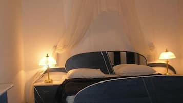 Suite | Minibar, in-room safe, iron/ironing board, rollaway beds