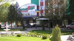 A hotel with a central entrance, a fountain, and a landscaped garden. - Hotel Volter (Lviv)