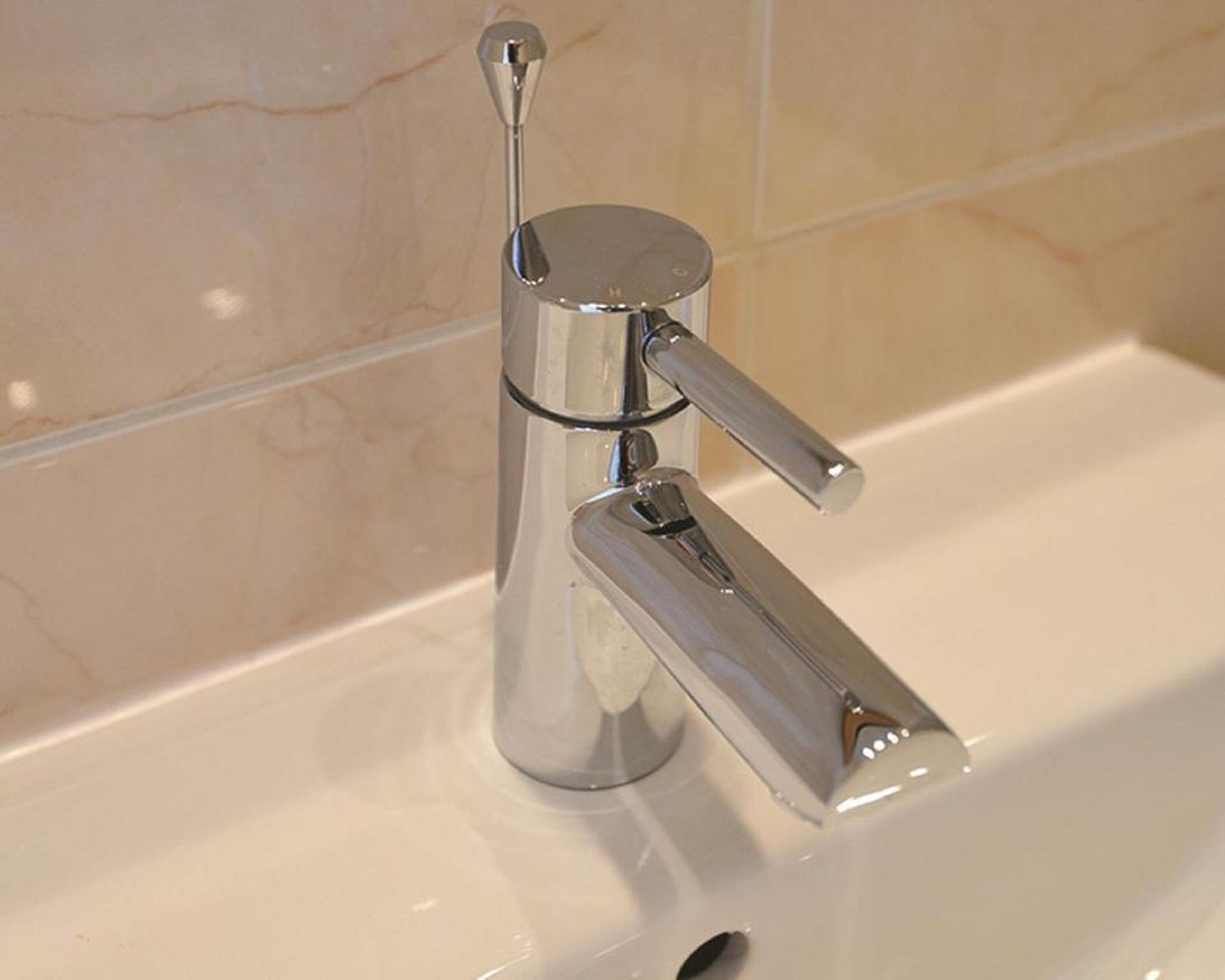 combined shower/bathtub, free toiletries, hair dryer, towels