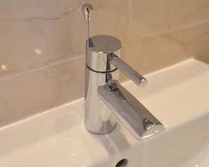 Combined shower/bathtub, free toiletries, hair dryer, towels - Bailey Ground Hotel (Seascale)