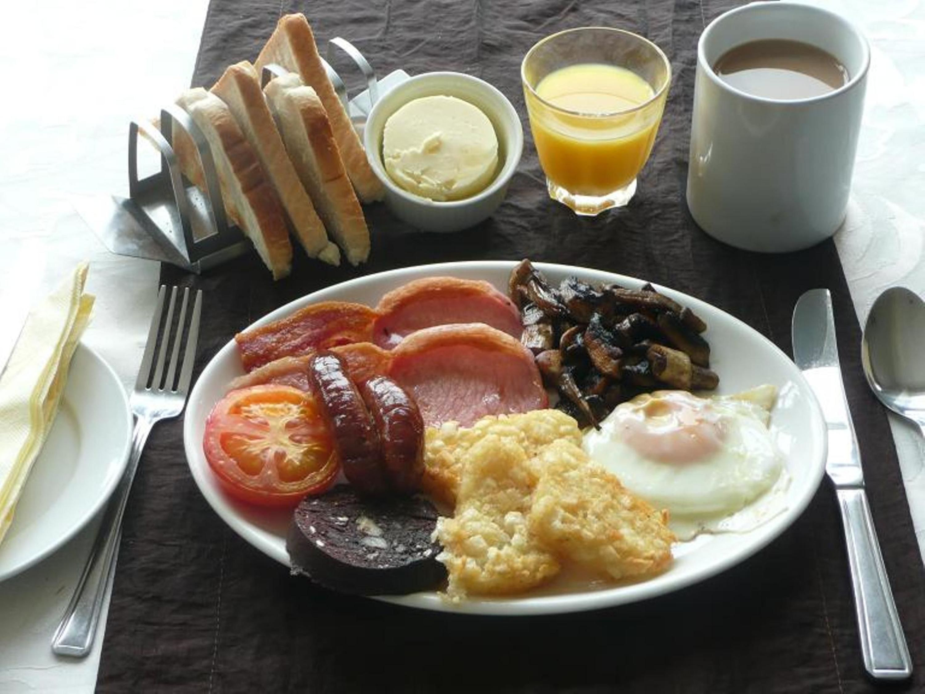 Café da manhã inglês grátis durante a semana