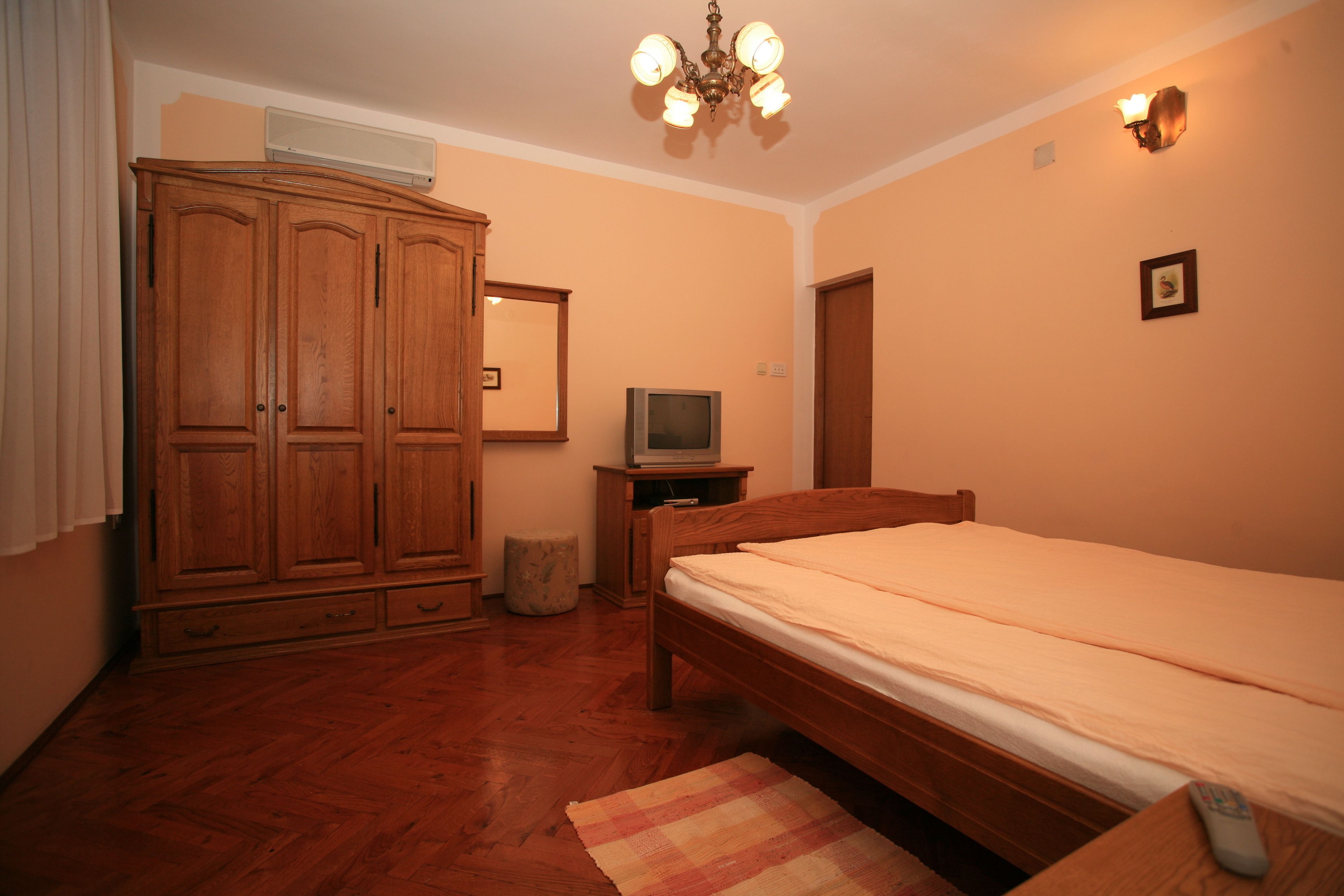 Cubrecamas, escritorio, cortinas blackout y sistema de insonorización 