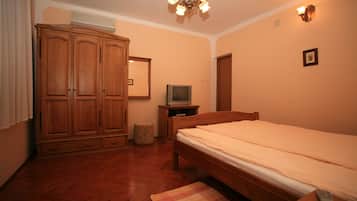 Cubrecamas, escritorio, cortinas blackout y sistema de insonorización