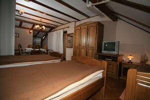 Estúdio superior, sacada | Edredons de pluma, escrivaninha, cortinas blackout