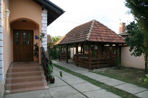 Vista frontal de la propiedad