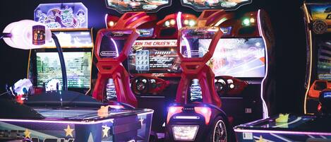 Máquinas de arcade con luces de neón y pantallas de juego.
