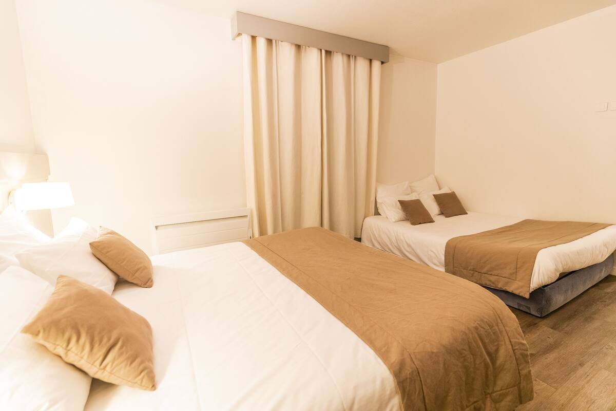 Premium bedding, minibar, desk, soundproofing