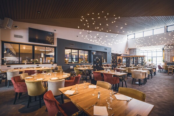 Déjeuner et dîner servis sur place, spécialités Cuisine française