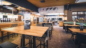 供應午餐和晚餐